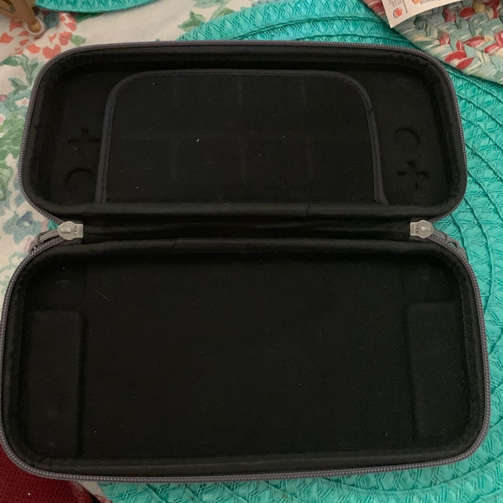 Nintendo Switch - Picture 3 of 4